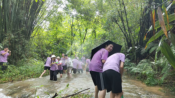 陳楷如：觀戰(zhàn)！“濕身”快樂！.jpg
